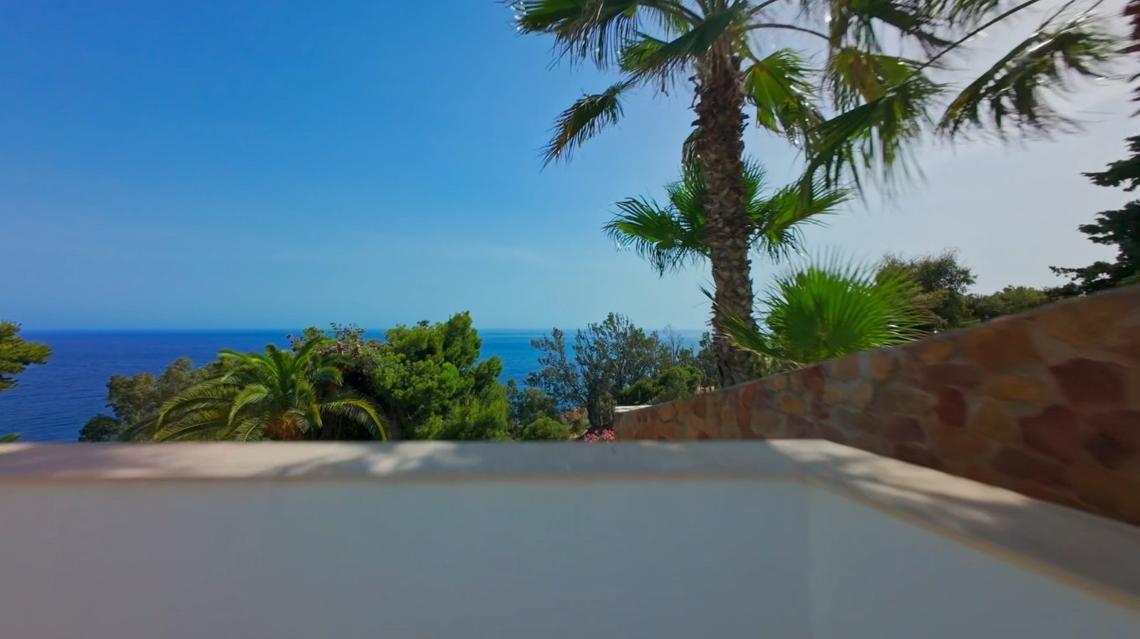 Terraza con vistas al mar grabada por Nilu Films