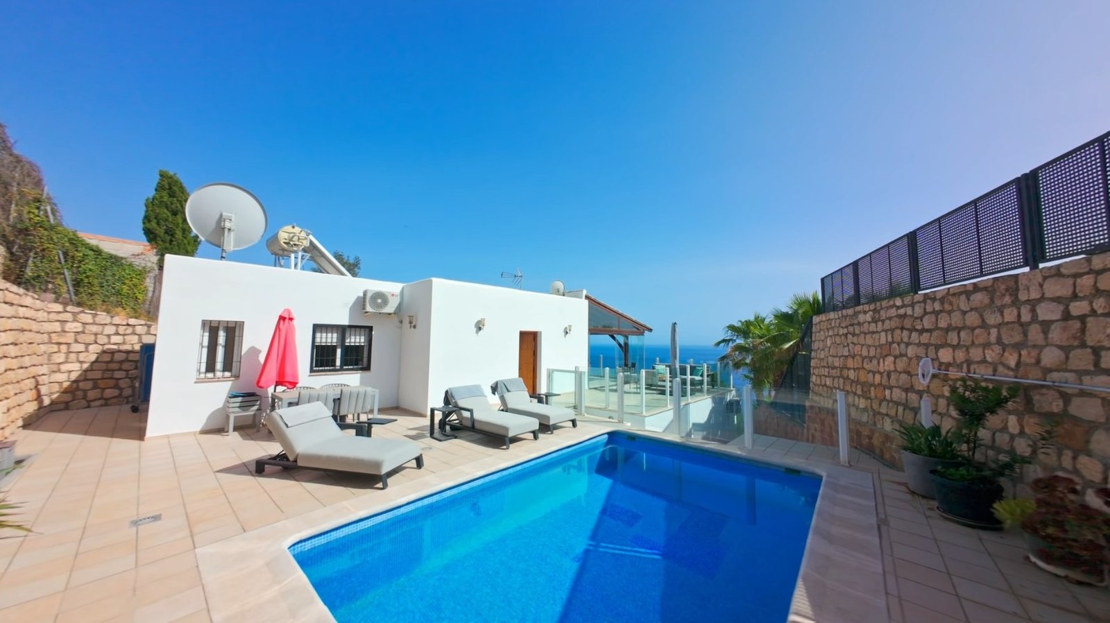 Plano continuo de una villa con piscina grabado por Nilu Films